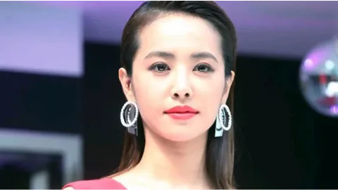 田栩宁执伞破风大片